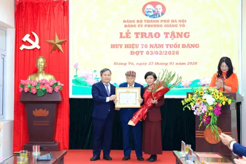 Chủ tịch UBND Thành phố Vũ Đại Thắng trao Huy hiệu Đảng tại phường Giảng Võ