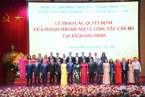 Bí thư Thành ủy Bùi Thị Minh Hoài trao quyết định về công tác cán bộ tại xã Quang Minh