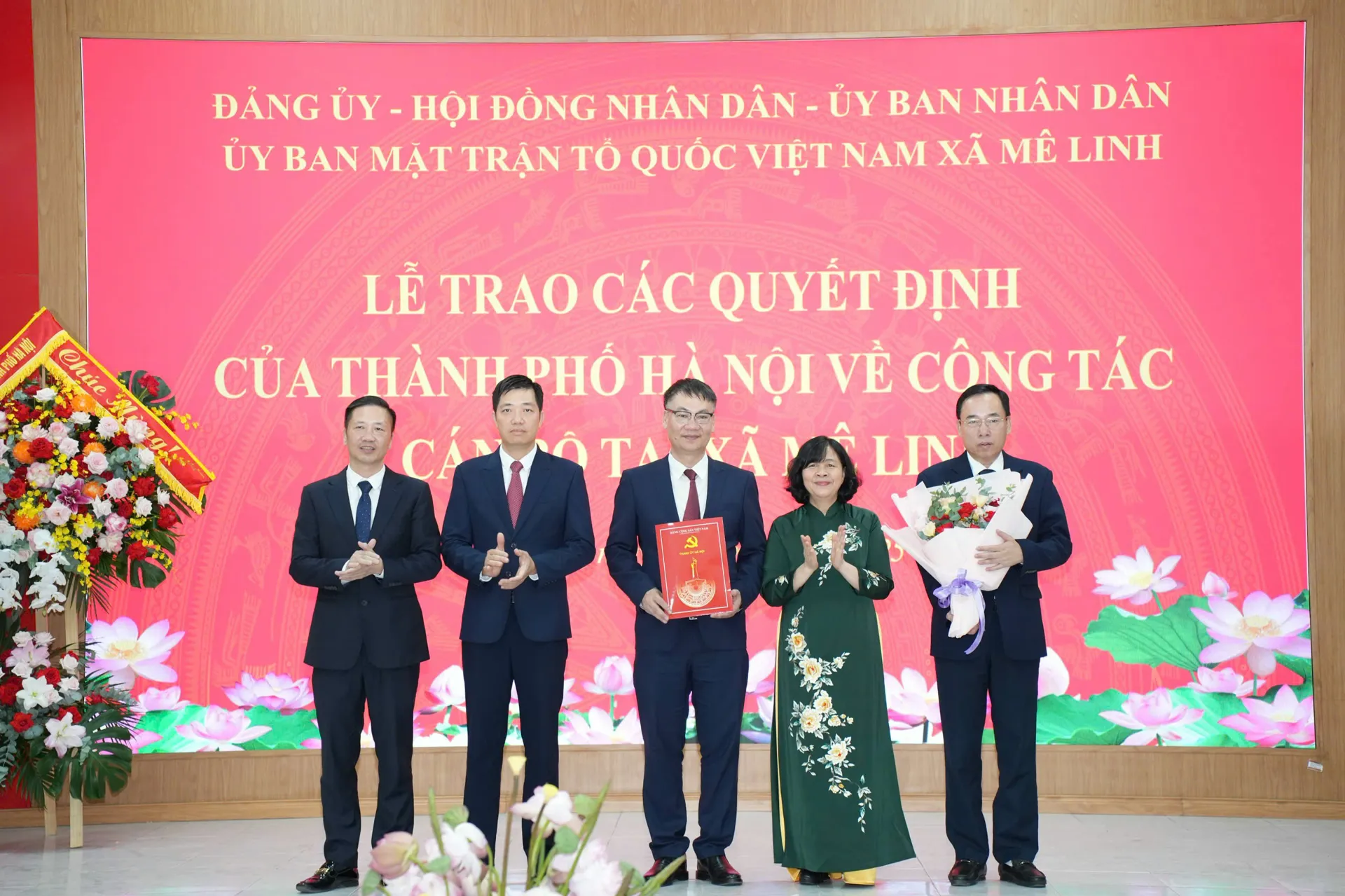 Bí thư Thành ủy Hà Nội trao các quyết định công tác cán bộ tại xã Mê Linh