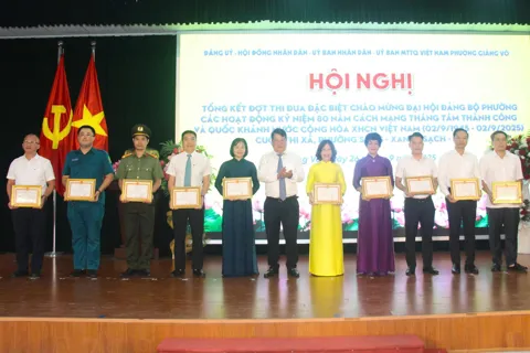 Phường Giảng Võ: Khen thưởng các tập thể và cá nhân hoàn thành xuất sắc các nhiệm vụ A80

