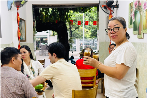 Quán cà phê cho người dân ngồi miễn phí xem diễu binh, diễu hành A80