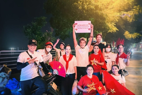 Hành động đẹp của nhóm thanh niên chạy xe ôm miễn phí phục vụ người già, trẻ em đi xem A80 

