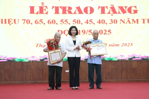 Huyện ủy Thạch Thất trao tặng Huy hiệu Đảng cho 153 đảng viên
