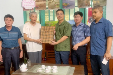 Xã Thạch Thất thăm hỏi, tặng quà tri ân các gia đình chính sách