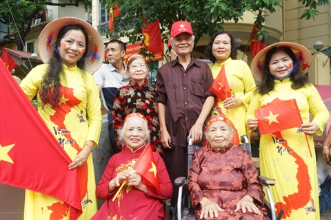 Mẹ bán thóc đưa con đi xem diễu binh và 40 năm sau con hạnh phúc cùng mẹ xem A80 
