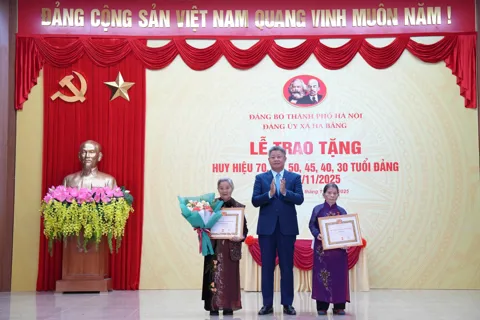 Xã Hạ Bằng: trao Huy hiệu Đảng cho 30 đảng viên