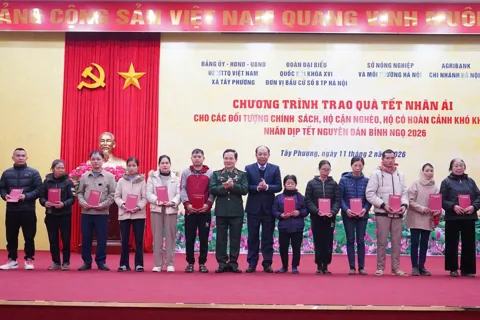 Trao 240 suất quà Tết cho các gia đình có hoàn cảnh khó khăn tại xã Tây Phương