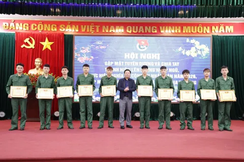 Xã Yên Xuân gặp mặt, tặng quà công dân nhập ngũ và quân nhân xuất ngũ năm 2026