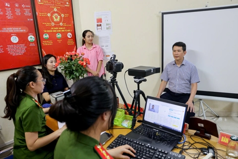 Phường Cửa Nam ngày đầu thực hiện cấp đổi thẻ đảng viên