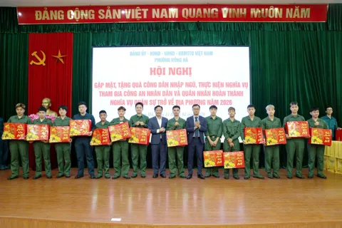 Phường Hồng Hà gặp mặt, tặng quà công dân nhập ngũ và quân nhân xuất ngũ năm 2026