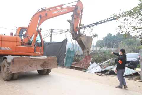 Xã Tây Phương tổ chức cưỡng chế 19 trường hợp vi phạm pháp luật về đất đai
