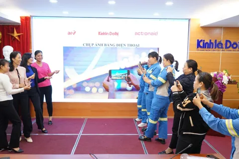 Trang bị kỹ năng chụp ảnh cho Nhóm Nòng cốt nữ công nhân môi trường
