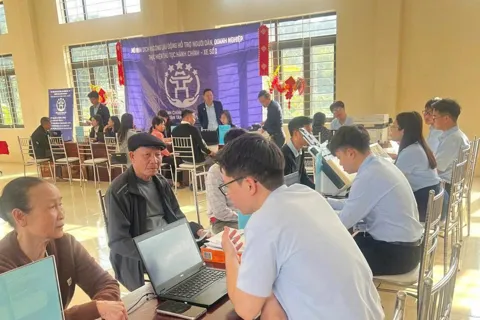 Xe dịch vụ công lưu động đến với người dân thôn Đồng Chiêm, xã Mỹ Đức