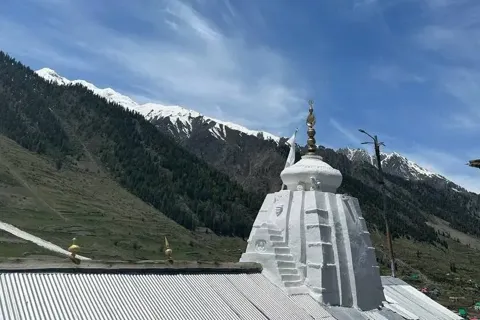 Du khách và phật tử chiêm bái, tìm lại bình an giữa đại ngàn Himalaya