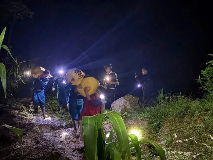 Đà Nẵng: Xuất hiện vết nứt lớn đe dọa khu dân cư, di dời khẩn 29 hộ dân xã Trà Linh