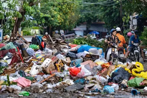 Nghẹn lòng sau lũ: khi những đống rác từng là tài sản một đời