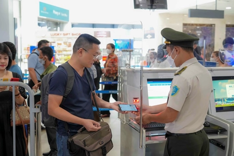 Đề xuất bỏ tháo thắt lưng, cởi giày: góc nhìn pháp lý về cải tiến an ninh sân bay