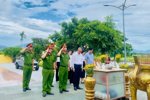 Thắp sáng ngọn lửa tri ân - Thế hệ trẻ thành kính tưởng niệm Anh hùng liệt sĩ