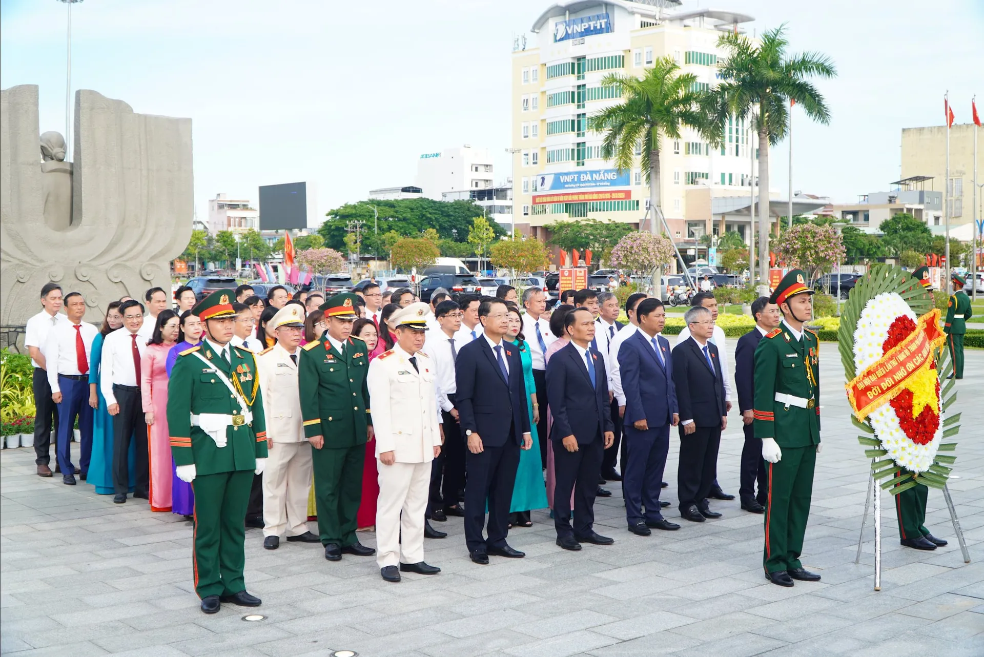 Đà Nẵng: dâng hương tưởng niệm các anh hùng liệt sĩ trước thềm Đại hội Đảng bộ thành phố