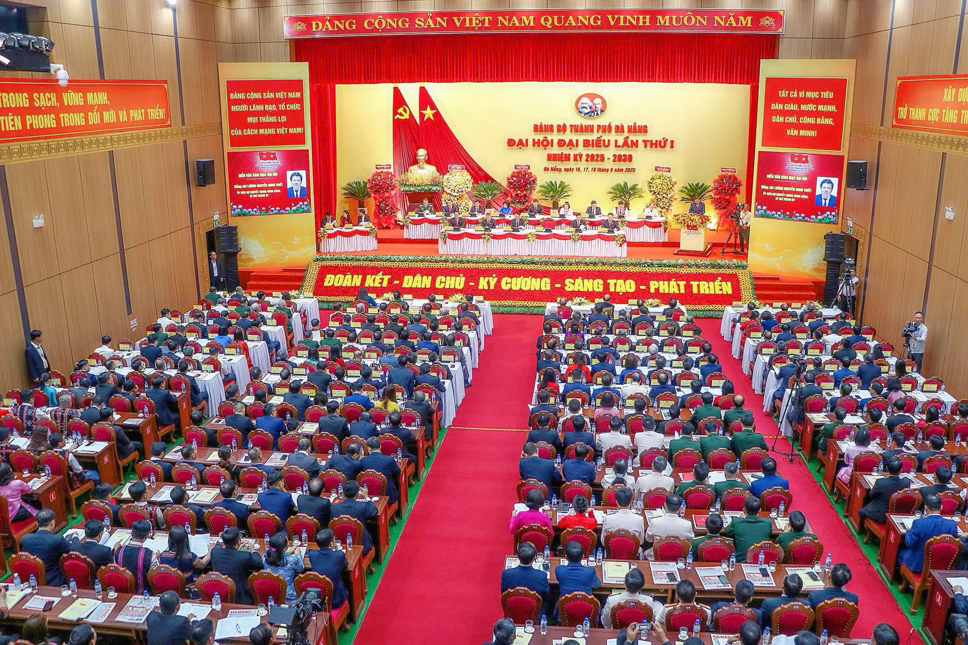 Khai mạc Đại hội đại biểu lần thứ I Đảng bộ thành phố Đà Nẵng