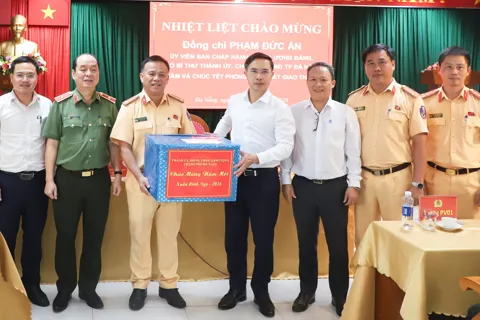 Chủ tịch UBND thành phố Đà Nẵng thăm, động viên các lực lượng trực Tết Bính Ngọ 2026