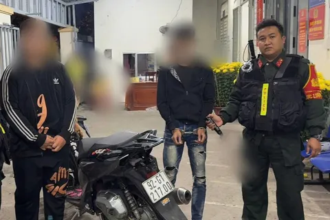 Lực lượng 911 kịp thời ngăn chặn hai thanh niên mang hung khí giữa đêm