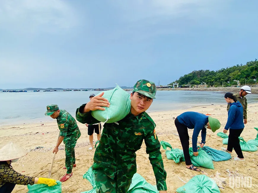 Vietnam mobilizes army, aircraft for storm response 