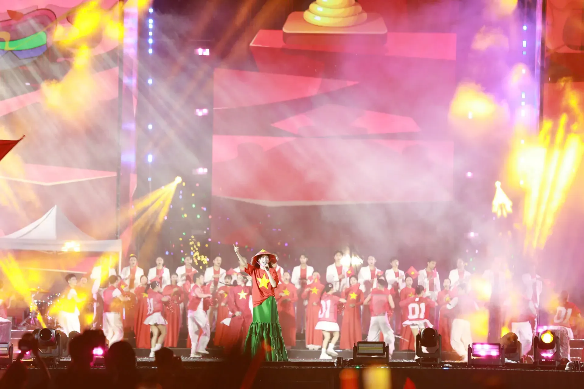 “Vietnam in Me” concert raises US$160,000 for storm victims in central Vietnam