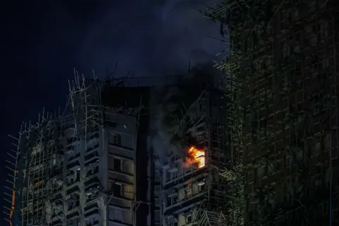 Số người thiệt mạng trong vụ cháy chung cư ở Hong Kong tăng lên 83
