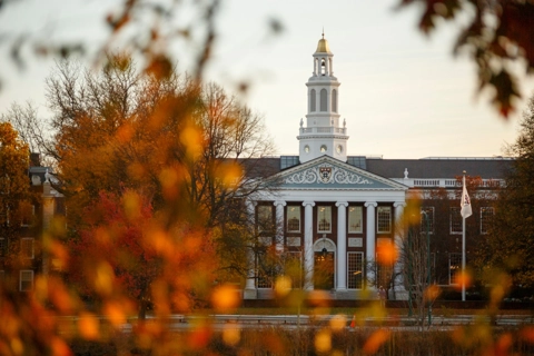 Ông Trump quyết cắt đứt "bầu sữa" từ liên bang của Đại học Harvard
