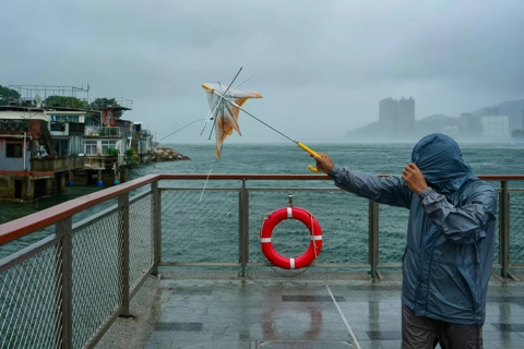 Bão Wipha áp sát miền Nam Trung Quốc, Hong Kong ra cảnh báo mức cao nhất
