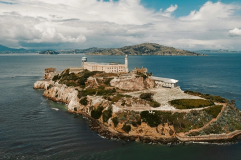 Ông Trump ra lệnh mở lại nhà tù khét tiếng Alcatraz
