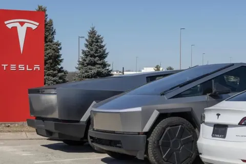 Ngôi vương trong làng xe điện thế giới bất ngờ đổi chủ