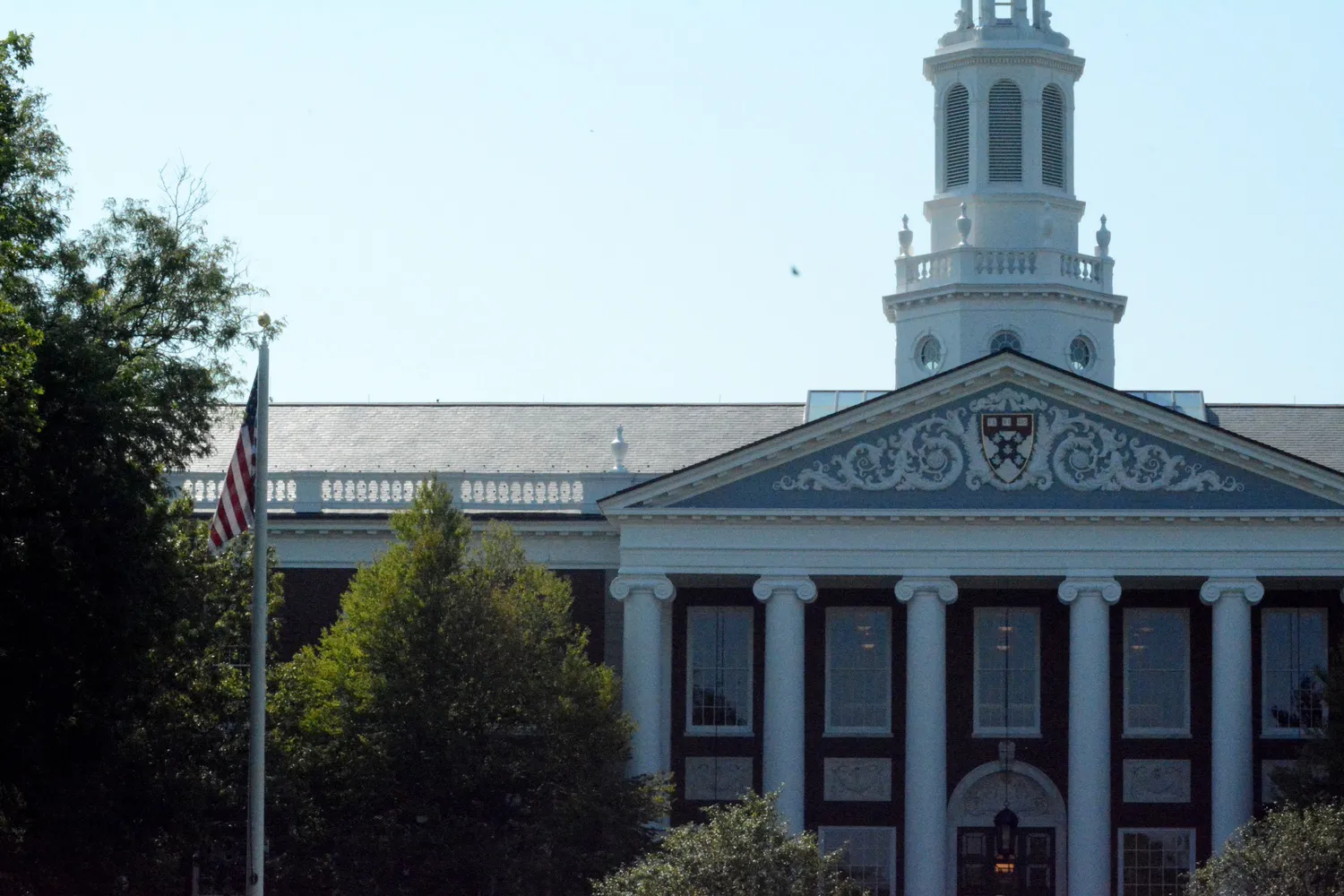 Ông Trump cân nhắc ra đòn với Harvard: cắt 3 tỷ USD, tố “bài Do Thái”!