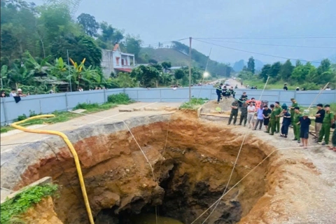 Lý do tạm dừng hút nước tìm kiếm nạn nhân lọt “hố tự thần”?
