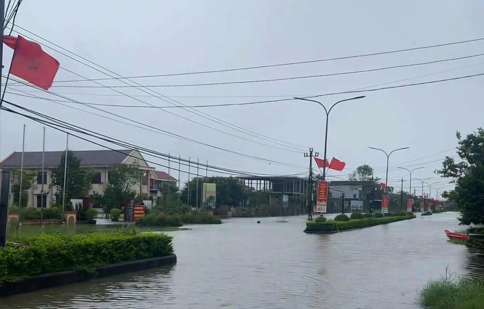 Huế: hàng nghìn học sinh nghỉ học, chủ động ứng phó bão số 12