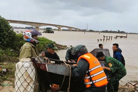 Quảng Trị: 2 ghe, tàu bị chìm khi đang neo đậu tại Cửa Việt