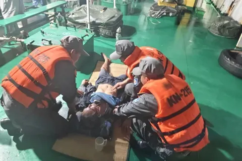 Kịp thời cấp cứu ngư dân bị ngộ độc trên biển