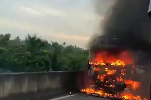 Đồng Tháp: xe đầu kéo đang lưu thông thì bất ngờ bốc cháy 