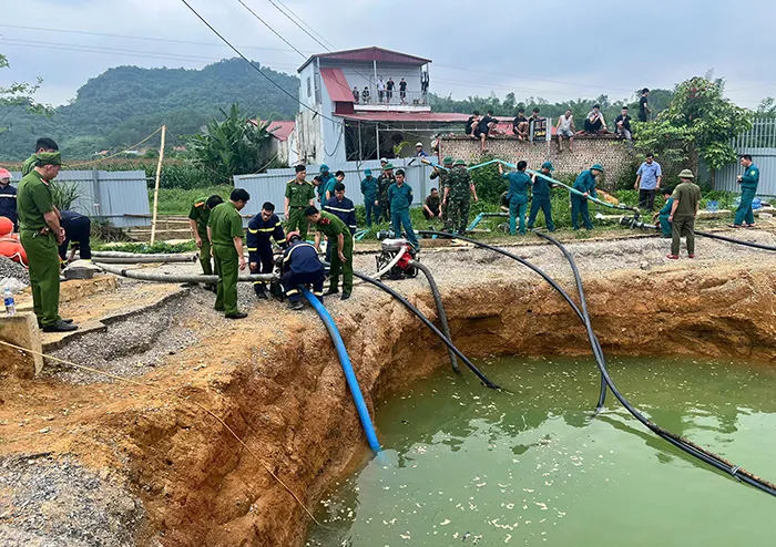 Dùng máy bơm dã chiến, camera chuyên dụng tìm người lao xuống “hố tử thần” tại Bắc Kạn