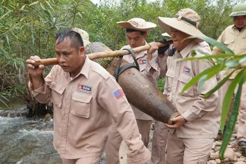 Quảng Trị: đi bắt cá, phát hiện quả bom "khủng"