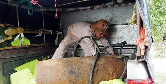 Kịp thời xử lý một quả bom lớn bên bờ suối tại Quảng Bình