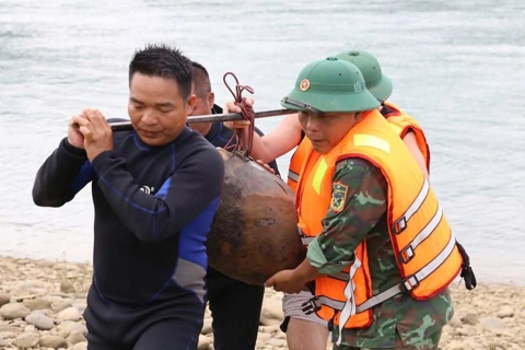244 vật liệu nổ trục vớt từ lòng sông Đà được hủy nổ an toàn tuyệt đối