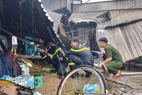 Kịp thời hỗ trợ các hộ dân bị thiệt hại trong vụ cháy chợ tại Cà Mau