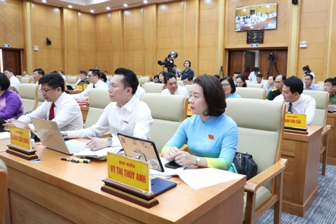 Thảo luận, xem xét đúng và trúng nhiều chính sách cấp bách