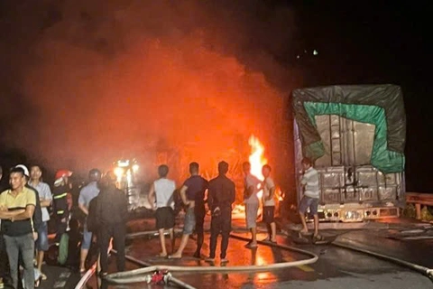 Quảng Trị: 2 xe ô tô đối đầu trực diện, bốc cháy khiến 2 người thương vong