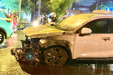Ô tô 7 chỗ bốc cháy trong cơn mưa lớn ở TP Hồ Chí Minh