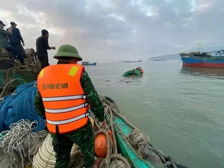 Quảng Trị: tàu cá bị chìm trên biển, 4 ngư dân được cứu an toàn