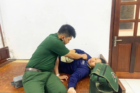 Kịp thời cứu hai ngư dân gặp nạn trên biển Cà Mau