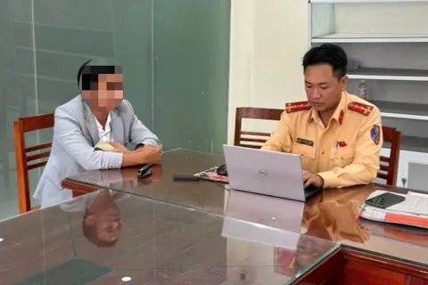 Thái Nguyên: “né” kiểm tra nồng độ cồn, tài xế lùi xe xuống ruộng